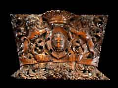 Detailabbildung: Großes, geschnitztes Wappen mit Krone