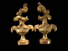 Detail images: Paar geschnitzte, gefasste und vergoldete Ziervasen-Dekorationen