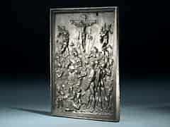Detailabbildung: Bronzerelief-Platte mit Darstellung der Kreuzigungsszene auf Golgatha ( Abb. links)