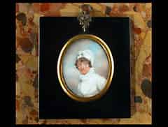 Detail images: Miniaturportrait einer Dame in weissem Kleid mit Spitzenkragen und weisser Haube