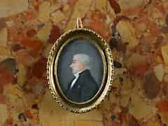 Detail images: Ovales Miniaturportrait eines Herren in dunkler Jacke