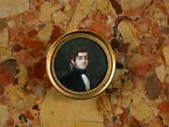 Detail images: Miniaturportrait eines Herren in schwarzem Gehrock mit dunkler Schleife sowie Kinnbart.