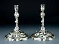 Detailabbildung: Paar silberne Tischkerzenleuchter in reifen Rokokoformen