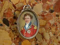 Detail images: Ovales Miniaturportrait eines Herren in Offiziersuniform