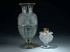 Detail images: Konvolut von einem Tischfeuerzeugbehälter und einer Kristall-Vase
