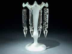 Detailabbildung: Milchglas-Vase mit Kristallbehang und Goldmalerei