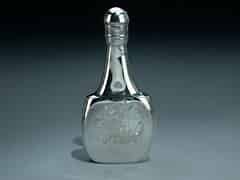 Detailabbildung: Silberne Parfumflasche um 1720