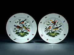 Detailabbildung: Zwei Porzellan-Dessertteller mit Vogelmotiven bemalt. Die Fahne mit leichtem Reliefdekor,