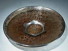 Detailabbildung: Runde Rauchglasschale mit Dekor in aufgeschmolzenem Silber