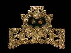 Detailabbildung: Große, vergoldete Schnitzsupraporte mit Wappen