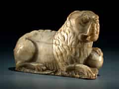 Detail images: Kleine Kunstkammer - Marmorfigur eines liegenden Löwen