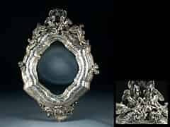 Detailabbildung: In Silber getriebener Spiegelrahmen
