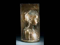 Detailabbildung: Bronzeguss-Vollrelief des jugendlichen Johannes des Täufers