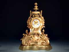 Detailabbildung: Große feuervergoldete Kaminuhr im Stil Louis XV