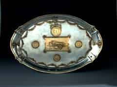 Detailabbildung: Große ovale Silberplatte mit eingelegten Münzen