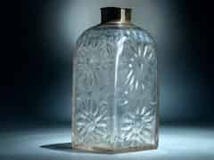 Detailabbildung: Vierkantige Glasflasche