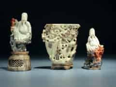 Detail images: Zwei chinesische Speckstein-Schnitzfiguren und eine Vase in Speckstein