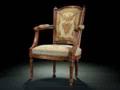 Detailabbildung: Mit gros-point-Stickerei bezogener Sessel im Louis XVI-Stil