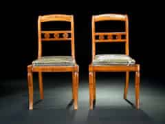 Detailabbildung: Paar Biedermeier-Stühle in goldbraunem Obstholz