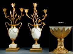 Detailabbildung: Paar Louis-XVI Kaminvasen aus weißem Marmor mit feuervergoldeten Bronzemonturen