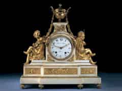 Detailabbildung: Große französische Louis XVI-Kaminuhr in Marmor mit feuervergoldeten Bronzefiguren 
