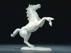 Detailabbildung: Nymphenburger Porzellanfigur eines steigenden Pferdes