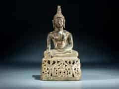 Detailabbildung: Buddha-Figur in Bronze.