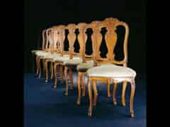 Detail images: Satz von acht in Eiche geschnitzten Stühlen im Rokoko-Stil