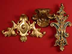 Detailabbildung: Konvolut von drei Zierschnitzereien in Rokokostil