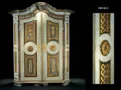 Detailabbildung: Reich beschnitzter, gefasster und teilvergoldeter Louis XVI-Schrank
