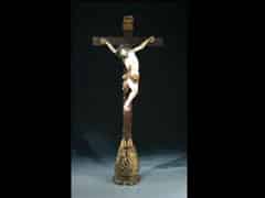 Detailabbildung: Holzkreuz mit Christus-Corpus