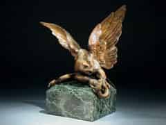Detailabbildung: Bronzefigur eines Adlers mit Schlange