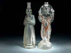Detailabbildung: Zwei Flaschen in Form eines betenden Mönches, sowie einer Scherzfigur