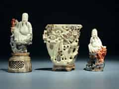 Detailabbildung: Zwei chinesische Speckstein-Schnitzfiguren und eine Vase in Speckstein