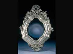 Detailabbildung: In Silber getriebener Spiegelrahmen