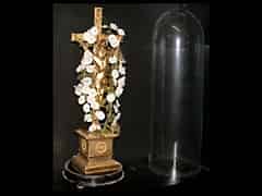Detail images: Vergoldetes Kreuz im Glassturz