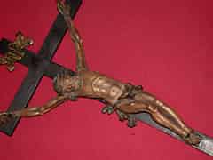 Detailabbildung: Corpus Christi auf geschwärztem Holzkreuz