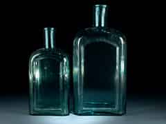 Detailabbildung: Zwei Grünglasflaschen