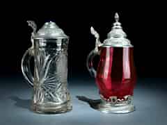 Detailabbildung: Zwei Bierseidel, einer in Pressglas sowie in Rubinglas jeweils mit Zinndeckel.