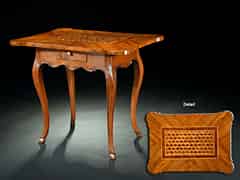 Detailabbildung: Rokoko-Tisch in massiver Eiche mit furnierter Nußbaumplatte