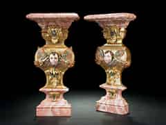 Detailabbildung: Paar geschnitzte, gefasste, bemalte und teilvergoldete italienische Chorschranken-Konsolen