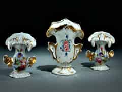 Detailabbildung: Drei kleine Porzellan-Nippes-Vasen