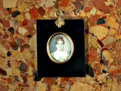 Detailabbildung: Ovales Miniaturportrait einer Dame der Biedermeier-Zeit mit hochgebundenen Haarlocken und