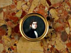 Detail images: Miniaturportrait eines Herren in schwarzem Gehrock mit dunkler Schleife sowie Kinnbart.