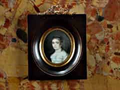 Detail images: Ovales Miniaturportrait einer jungen Dame mit hochgebundenem Zopf und weissem Kleid sowie