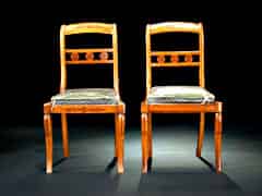 Detailabbildung: Paar Biedermeier-Stühle in goldbraunem Obstholz