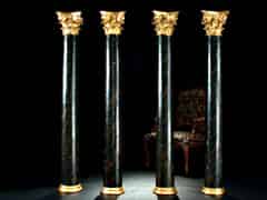 Detailabbildung: Vier große Rundsäulen mit vergoldeten Kapitellen
