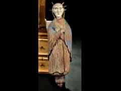 Detailabbildung: Bäuerliche Schnitzfigur einer Madonna