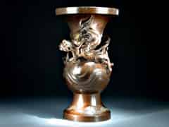 Detailabbildung: Japanische Bronzevase mit figürlicher Darstellung eines Drachen