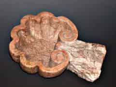 Detailabbildung: Weihwasserbecken in Muschelform in Marmor